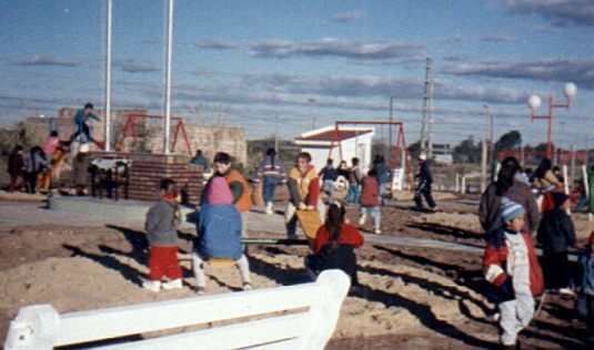 Nios jugando en la plaza. Zona de El Triangular